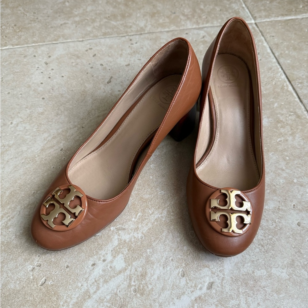 Tory Burch Tan Block Heels with Gold Logo Size 6.5 - Picture 2 of 8